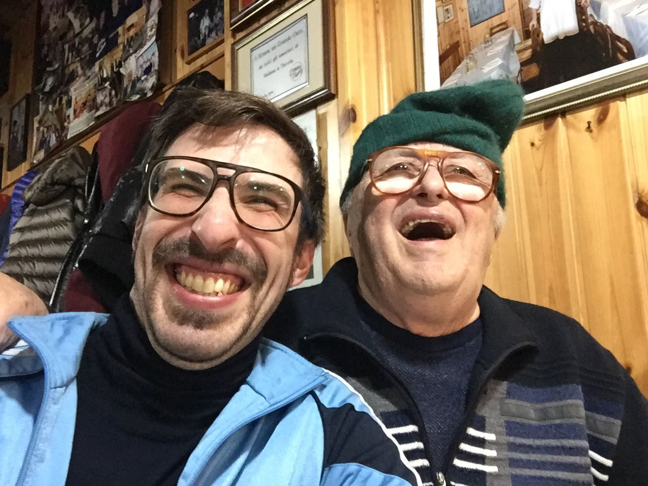 Alessandro ed Ermes ridono insieme in sala, Ermes con il berretto di lana verde
